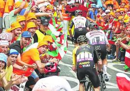 Adam Yates tira de Pogacar y Vingegaard en un pasillo de ikurriñas y camisetas del Euskaltel durante la etapa inicial del Tour 2023