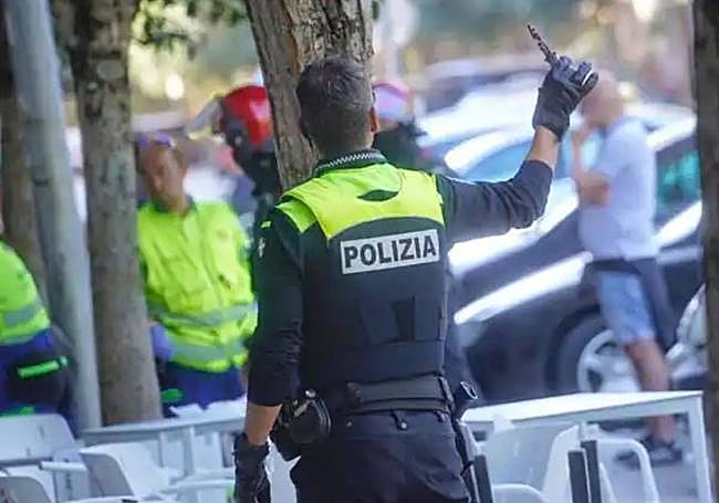 Un agente de Policía Local sostiene una navaja en el lugar de los hechos.