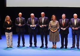 Momento de entrega de la insignia a los expresidentes de Confebask.