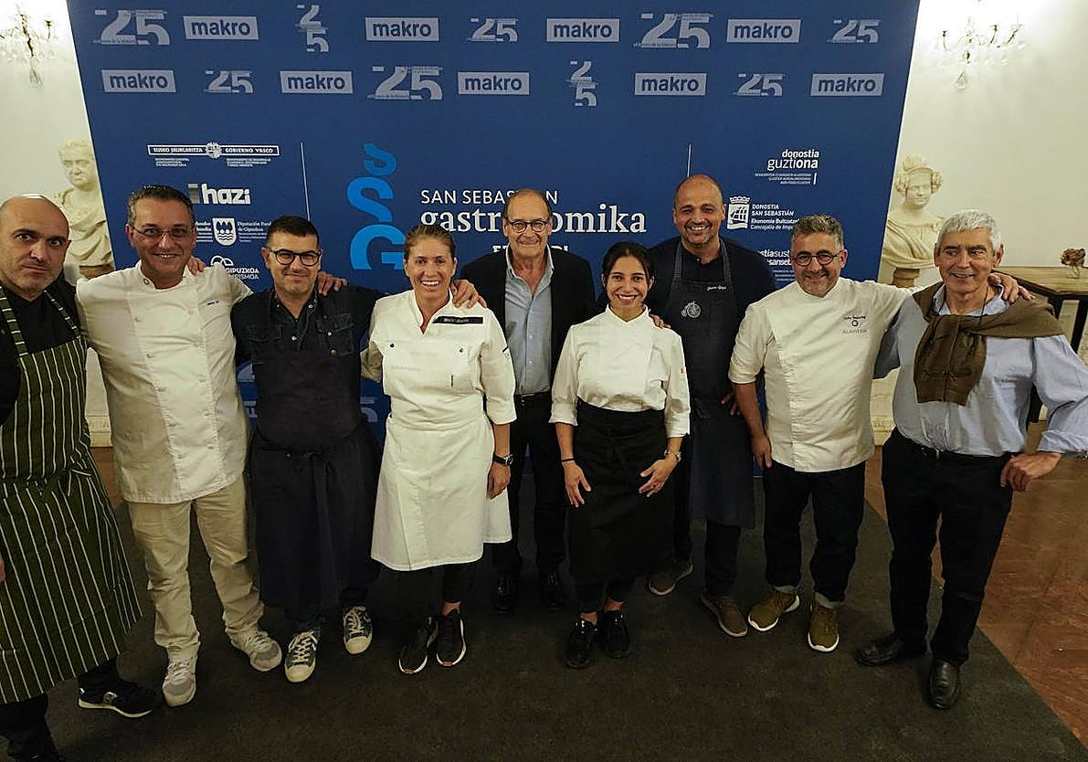 Hilario y José Mari Arbelaitz, con los cocineros que pasaron por el Zuberoa y ayer ofrecieron una cena de lujo en el Palacio Miramar.