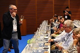 Ballesteros da indicaciones a los asistentes a la cata que se llevó a cabo en la sala 10 del Kursaal.