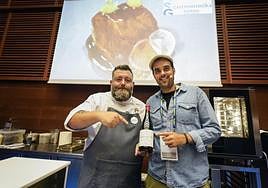 Cucho Íñiguez y Andrés Septiénmuestran uno de los vinos que sedegustó.