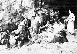 Imagen tomada en 1903 de la visita del rey Alfonso XIII a las excavaciones de Aizpitarte