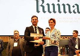 Diego Tornel recibe el galardón de la mano de Florence Boubée-Legrand, de la Maison Ruinart.