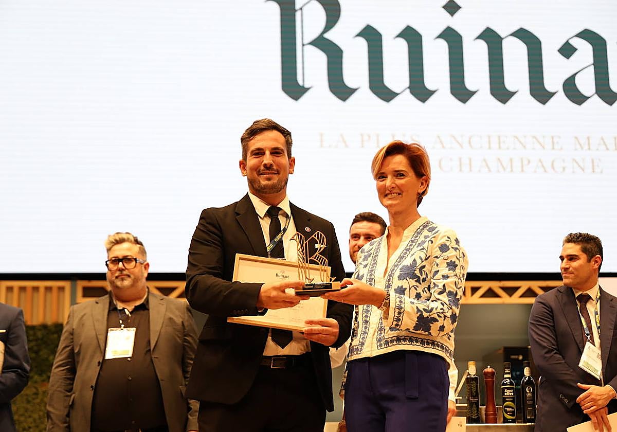Diego Tornel recibe el galardón de la mano de Florence Boubée-Legrand, de la Maison Ruinart.
