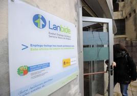 Una mujer entra a una de las oficinas que tiene el servicio vasco de empleo Lanbide en Gipuzkoa.
