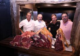 El parrillero Paco Aldaraga, el chef Yosu Beraza y el maitre Tiago Amores, junto a Napo Lertxundi, propietario del restaurante asador Olivi, en Usurbil.