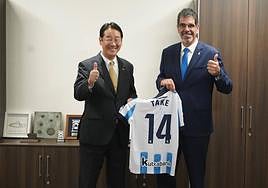 Los alcaldes de Marugame y Donostia posan con la camiseta de la Real Sociedad firmada por Kubo