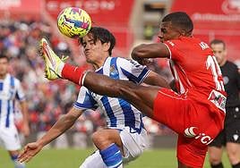 Kubo defiende el balón ante Akieme, en el encuentro entre la Real Sociedad y el Almería de la temporada 2022-2023.