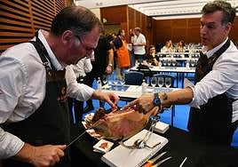 Los cortadores de jamón de Carrasco, en plena faena antes de la cata.