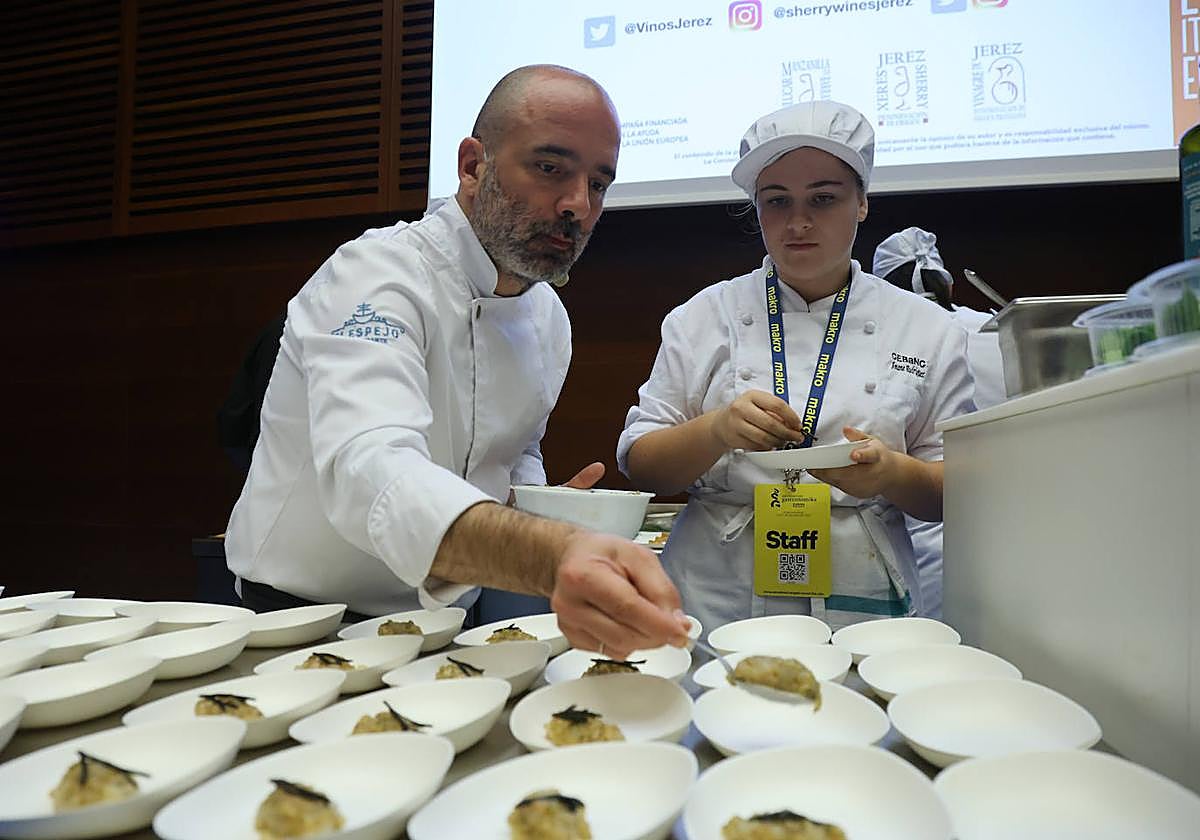 José Luis Tallafigo emplata una de las elaboraciones que realizó ayer.