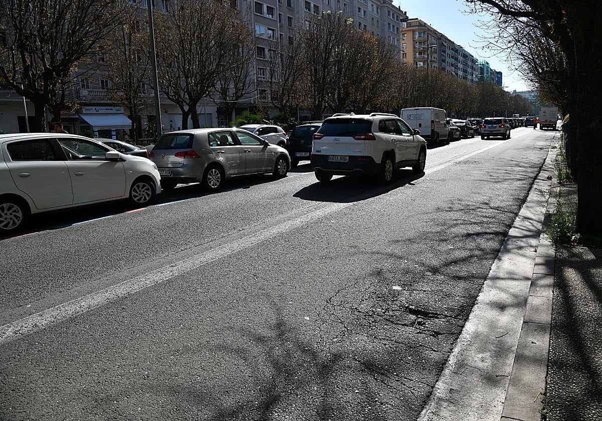 Los trabajos de asfaltado y bacheo en la avenida Sancho el Sabio costarán 45.210 euros.