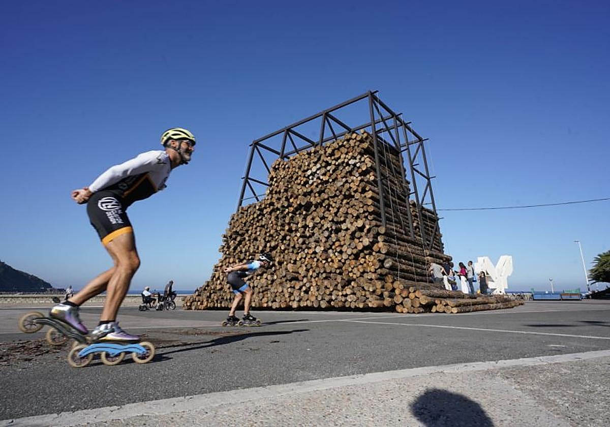Una escultura levantada con troncos de árboles quemados para concienciar sobre los incendios forestales