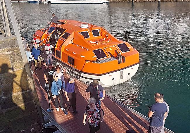 Pequeña embarcación que ha trasladado al puerto donostiarra a los pasajeros del 'World Traveller'