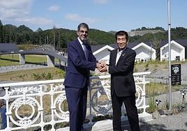 Eneko Goia junto al alcalde de Taki, Yukio Kubo, delante de la barandilla de La Concha instalada en la San Sebastián Street de la localidad.