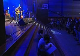 Ahotseneako kontzertu baten irudia.