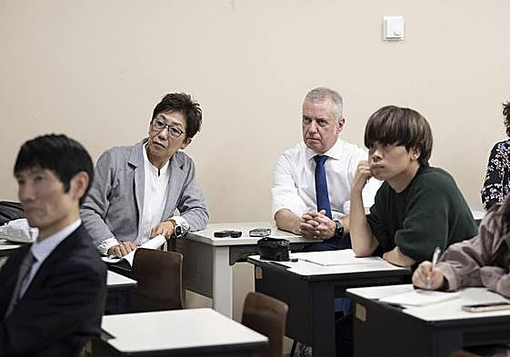 El Lehendakari ha participado en un encuentro con estudiantes japoneses que aprenden euskara, en la Universidad de Lenguas Extranjeras de Tokio.