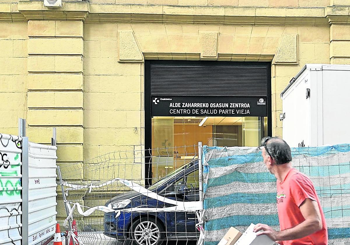 El trasiego de camiones y furgonetas frente a la entrada del centro de salud es constante durante las últimas semanas.