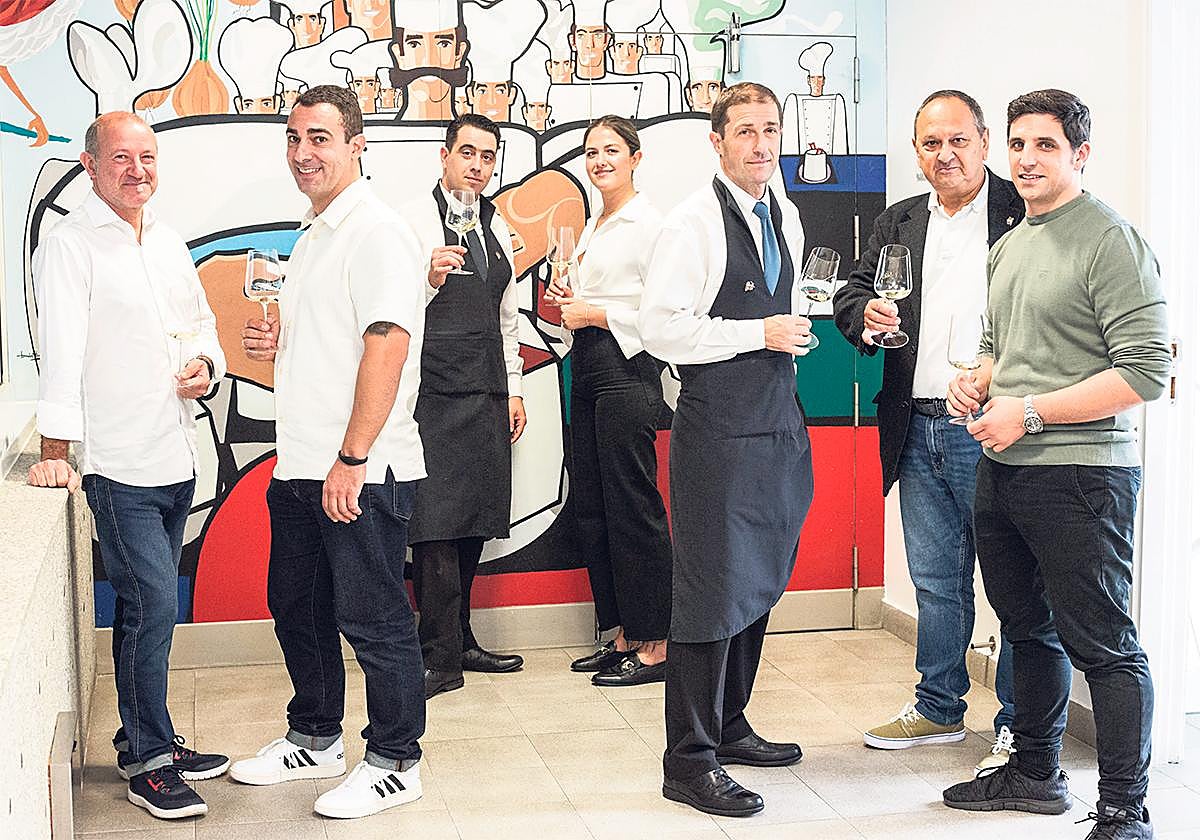 De izquierda a derecha: Joxemi Ayerbe (Gandarias), Ciro Carro (Akelarre), Javier Caneja (Narru), Shua Ibáñez (Arzak), Carlos Muro (Akelarre), Juan Mari Humada (Chef del Vino) y José Borrella (Martín Berasategui).