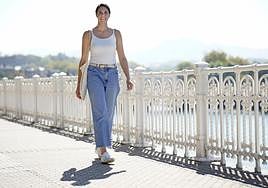 Yurena Díaz pasea por la calle Ramón María Lili, en Donostia.