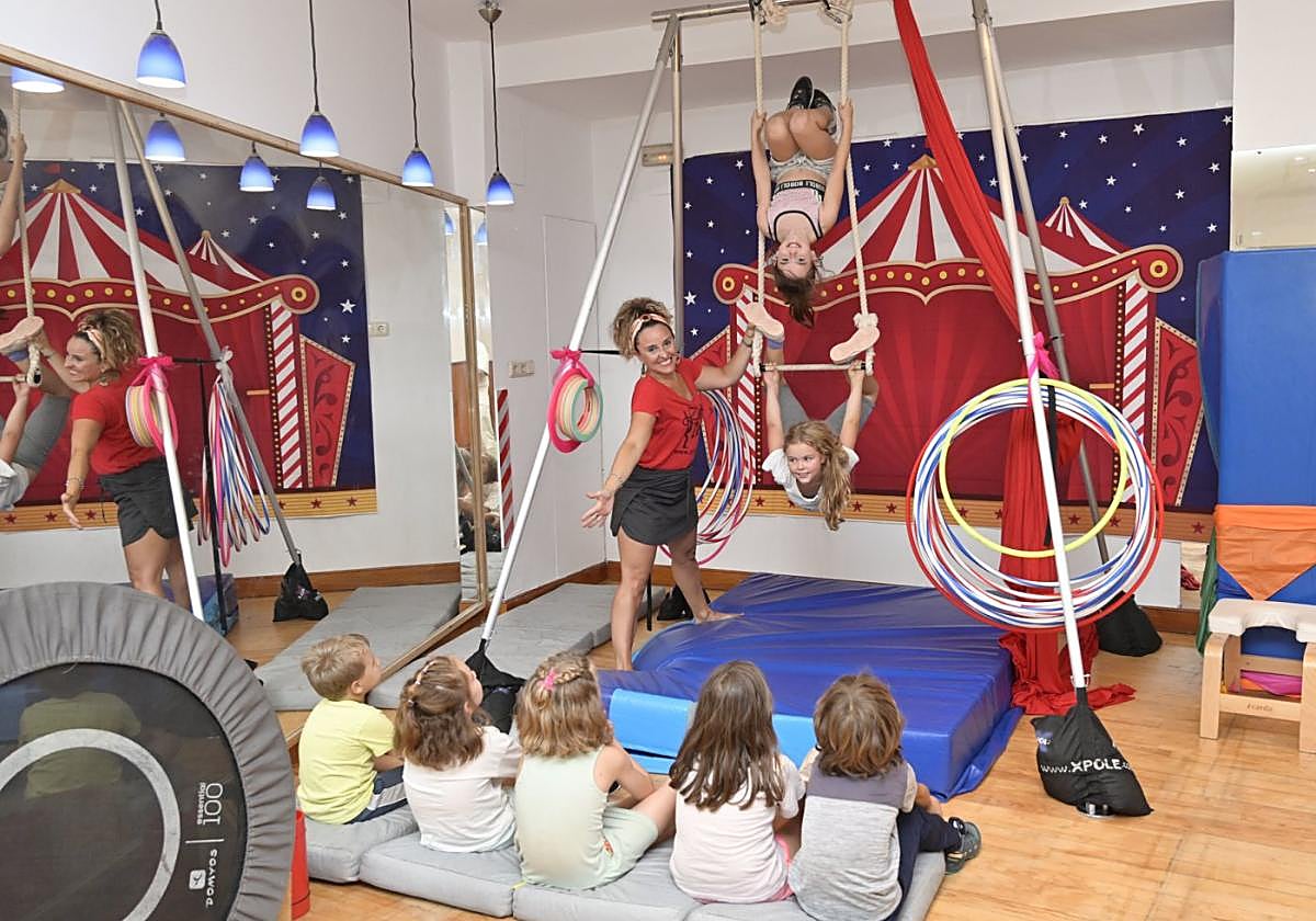 Artistas en el trapecio. Sin miedo escénico. Actúan ante un público. Al lado, Izaskun, maestra circense.