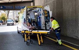 Una ambulancia llega a Urgencias.