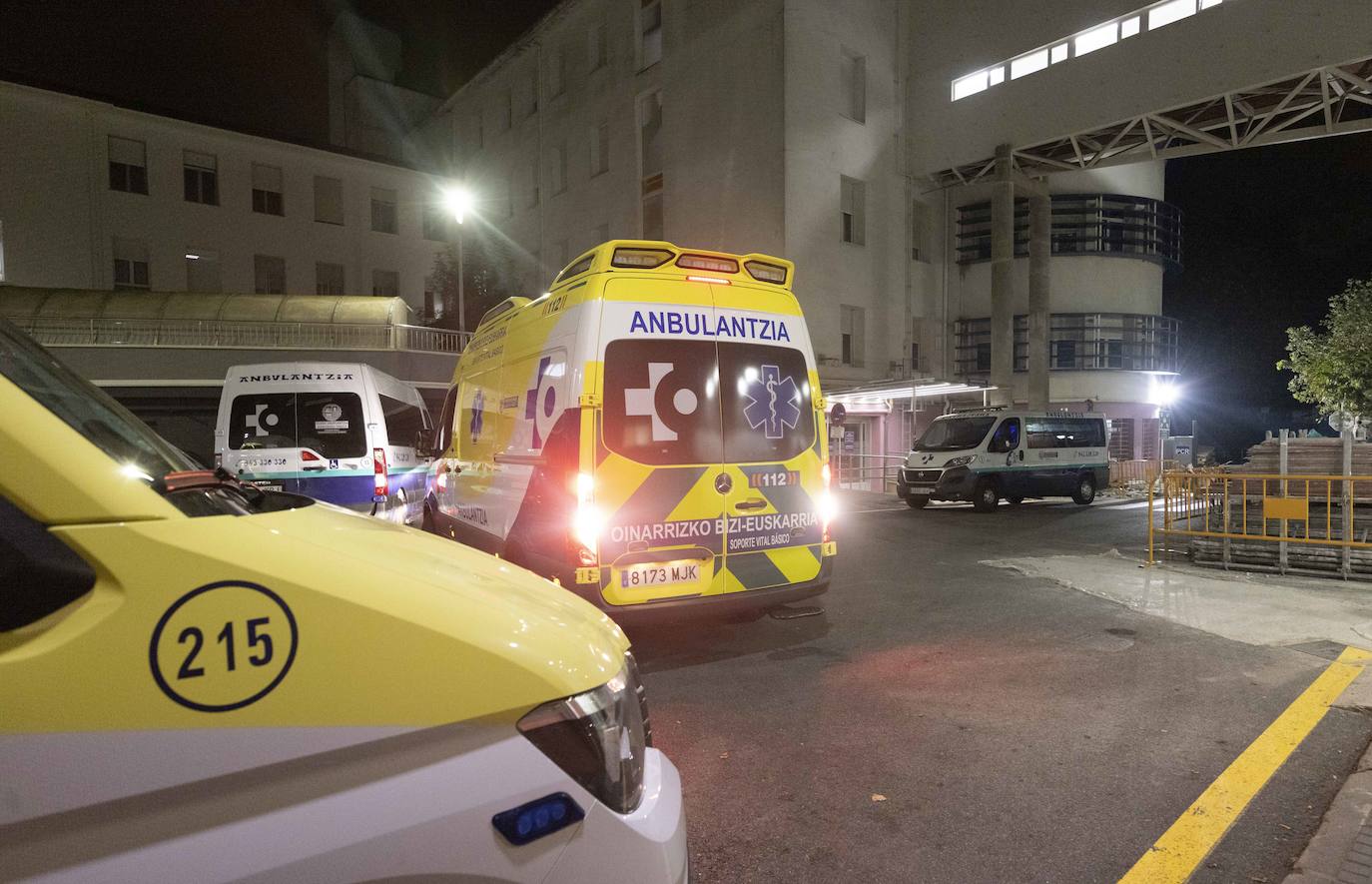 Las ambulancias siguen llegando al Hospital Donostia bien entrada la noche.