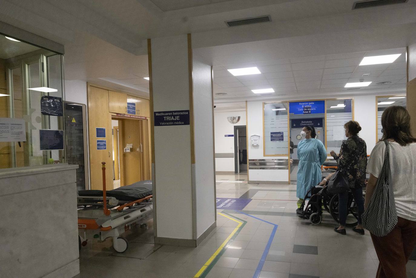 Varias personas esperan en la zona de triaje, donde un médico determina la prioridad con la que deben ser atendidas.