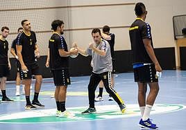 Rodrigo Salinas, máximo goleador del Bidasoa, junto a Cuétara.