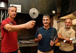 Mitxel Ventureira, José Ángel Muguruza y Juanjo Rodríguez, en la cocina de la sociedad Monte Usurbe de Beasain.