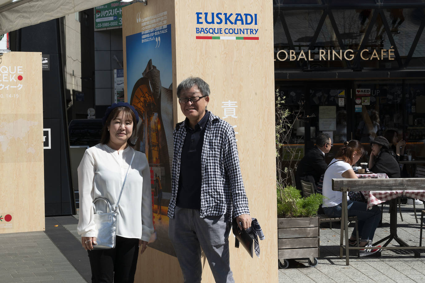 La traductora Yuki y el señor Suzuki, que trabaja en un obrador que hace tartas estilo 'Basque Cheese Cake'