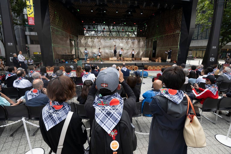 Un gran escenario completa las instalaciones de la Basque Week diseñadas para interactuar con la ciudadanía y llegar al mayor número de personas.