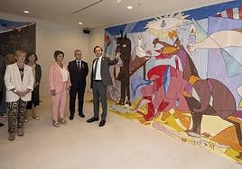 La delegación vasca, encabezada por el lehendakari, visita en la embajada española en Tokio una reproducción del Gernika realizada por niños.