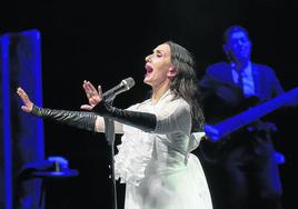 La cantante gallega vistió de blanco para el recital acústico. De negro, para el show de rockanrol.