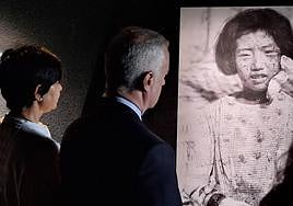 El lehendakari y su mujer, en la visita al Museo de Hiroshima.