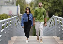 Madelin Lagos y Hamza Mahily cruzan un puente en Errenteria.