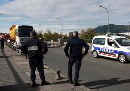 Control de la Policía francesa ayer en el puente Santiago que une Irun y Hendaia.