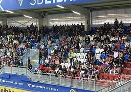 Momento en el que el aficionado fue expulsado del estadio.