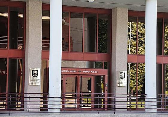Exterior de la sede de la Hacienda foral en el barrio de Errotaburu de Donostia.