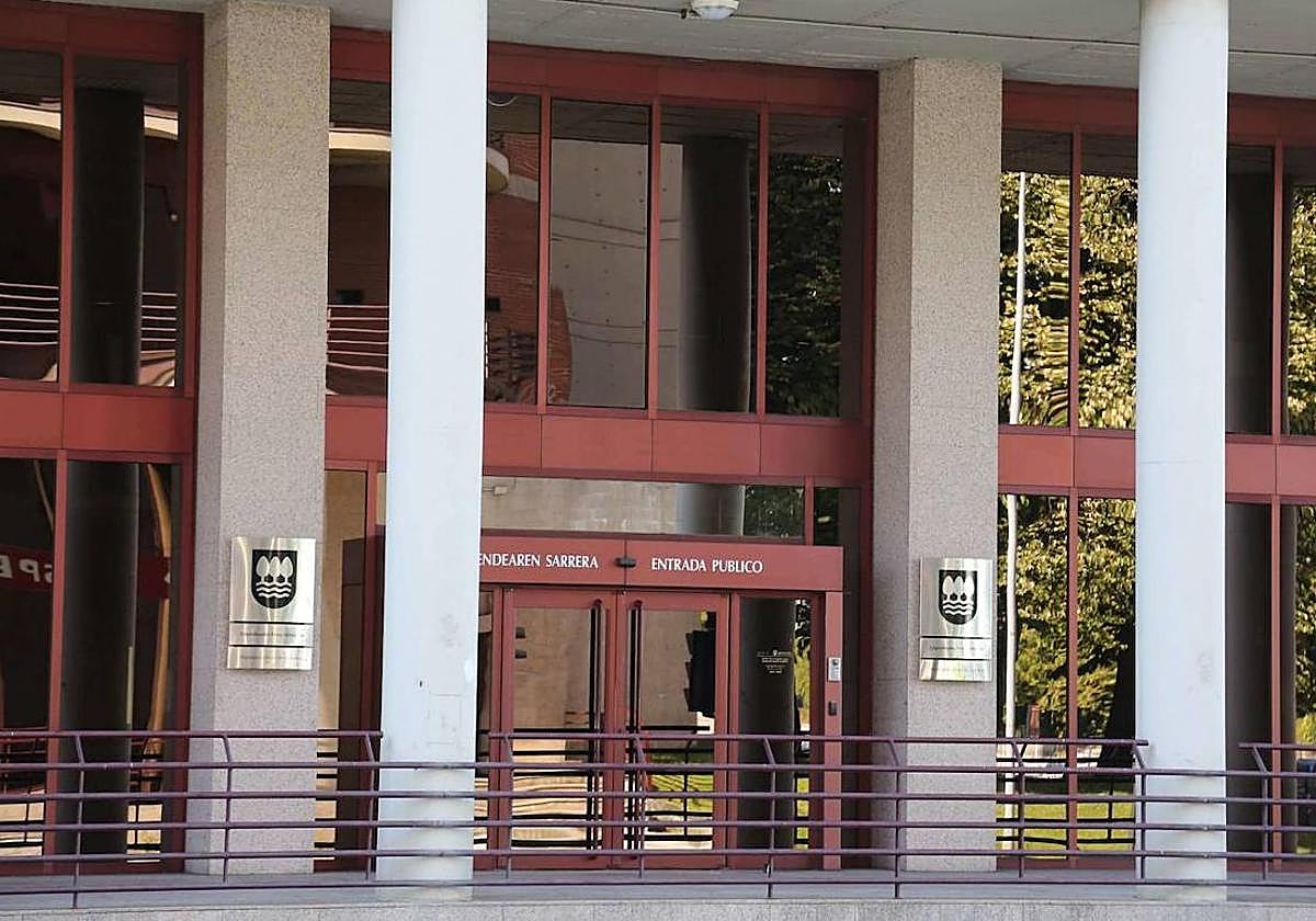 Exterior de la sede de la Hacienda foral en el barrio de Errotaburu de Donostia.