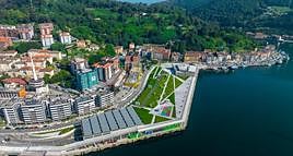 La nueva cubierta de la lonja de Pasaia, a vista de pájaro, donde se aprecia el contraste con los edificios que ocuparon esa misma esquina durante años.