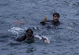 Los bomberos, tras sacar el móvil del Urumea el pasado domingo.