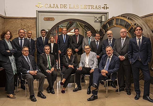 El director del Instituto Cervantes, Luis García Montero (c-d), el presidente de Grupo Vocento, Ignacio Ybarra (c-i), el director de DV, David Taberna (d) y el resto de directores de los doce diarios impresos del grupo posan en la cámara acorazada de la 'Caja de las Letras'.