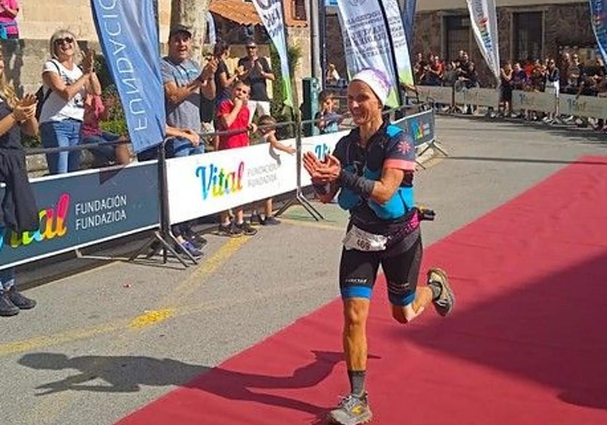 La corredora ha logrado un doble premio tras finalizar el exigente recorrido de este año.