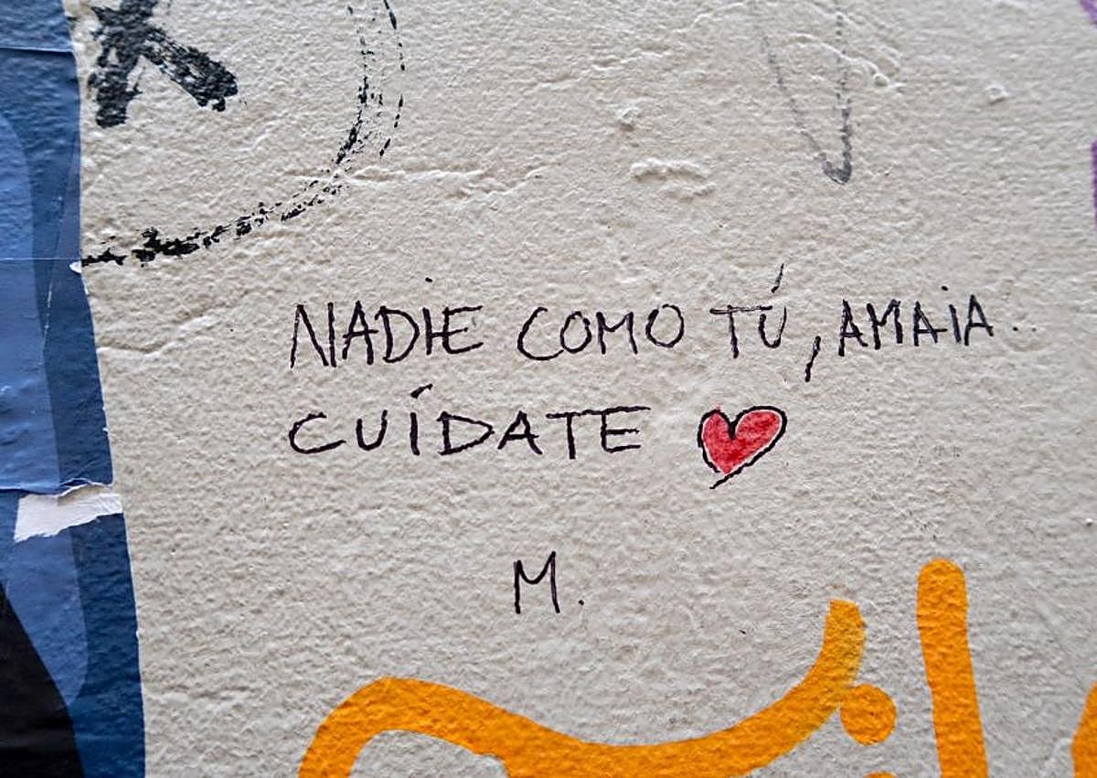 Imagen secundaria 1 - 1.- Dibujo del artista vallisoletano realizado con la técnica de 'spray' | 2.- Mensajes de apoyo a Amaia Montero |3.- El primer dibujo realizado por LKN el 8 de agosto. 