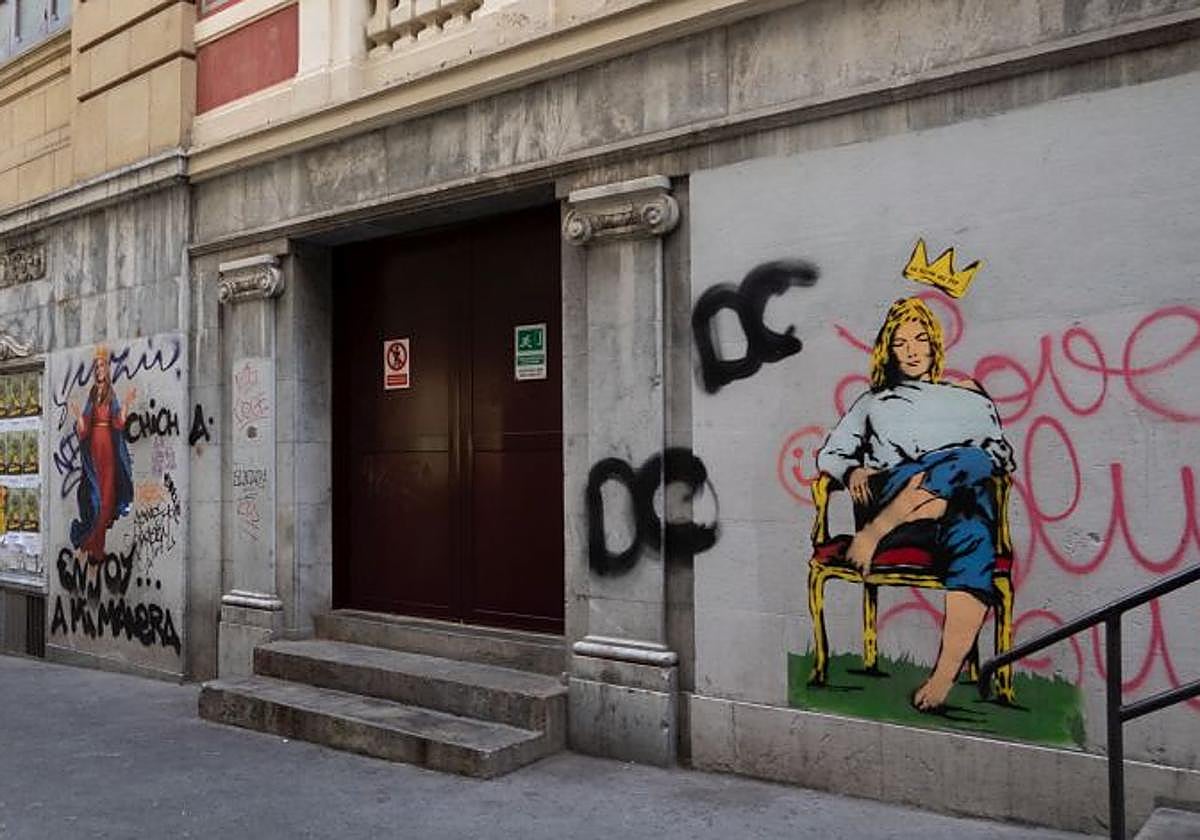 A la derecha, el grafiti de Gaspar Francés sobre la cantante irunesa.