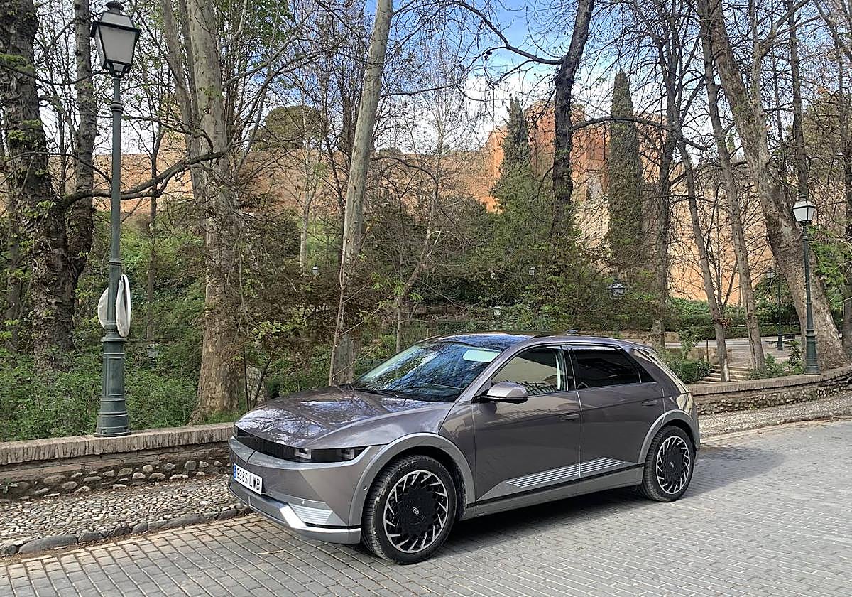 El Ioniq 5 tiene un diseño muy futurista, mide 4.6 metros de longitud y su interior es minimalista.