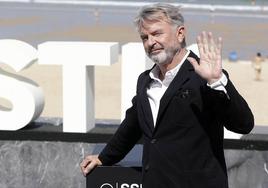 Sam Neill saluda en San Sebastián durante la presentación de su película 'La decisión' en el Zinemaldia de 2019.