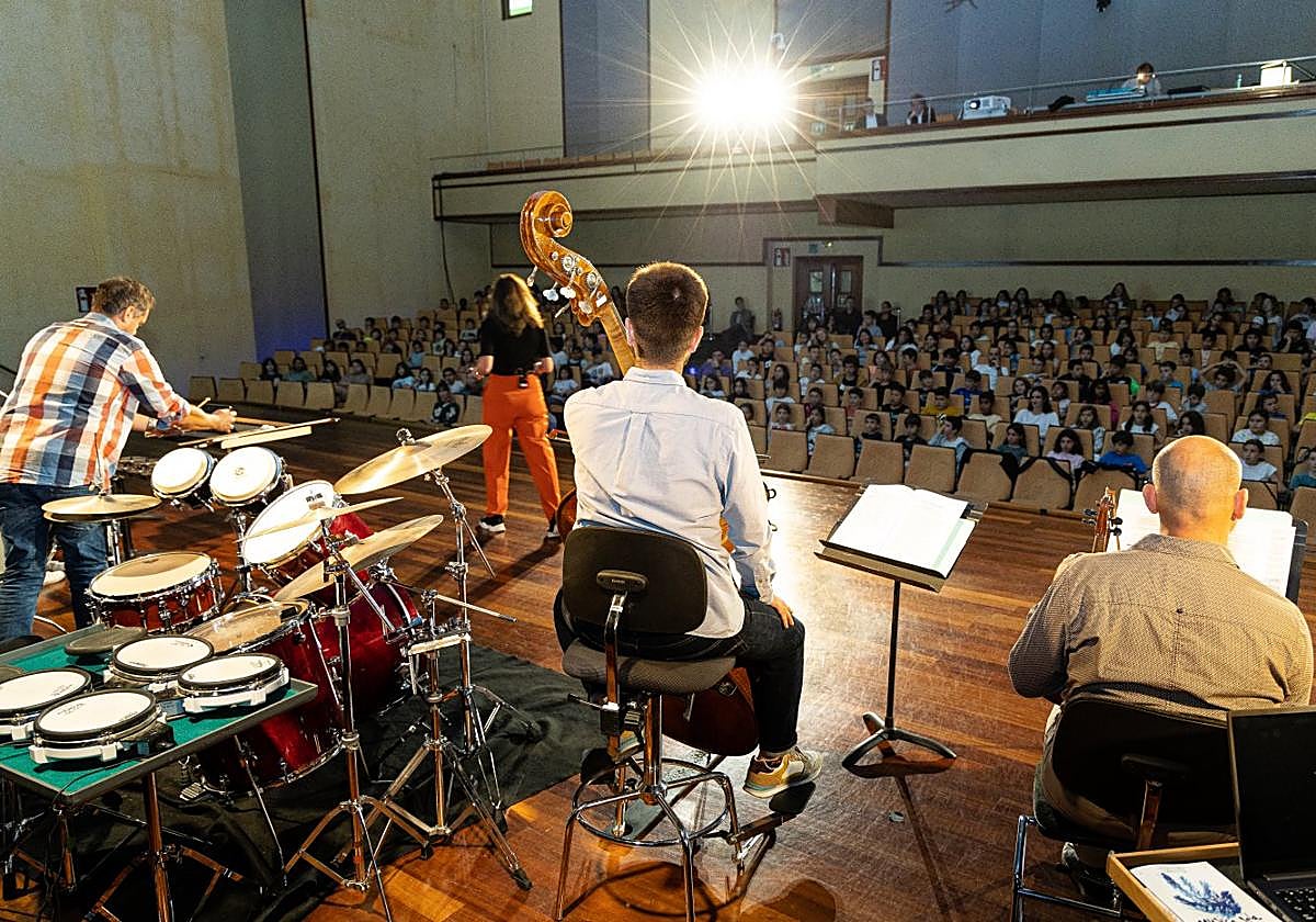 El auditorio de la sede de Euskadiko Orkestra en Miramon acogió ayer a los primeros escolaresque asistieron a Musika Gela.