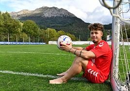 Mario Soriano posa ayer en el campo de entrenamiento de Atxabalpe.